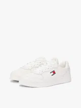 Zapatillas bajas de cuero y sintético en color blanco, con diseño de cordones, suela de goma y detalles de la marca Tommy Jeans.