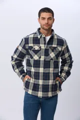 Campera tipo leñadora de viyela a cuadros, con interior forrado en corderito para mayor abrigo. Presenta cierre frontal con botones, cuello clásico y dos bolsillos frontales con solapa y botón.