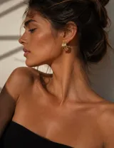 Aros argolla dobles dorados de diseño abuchonado.