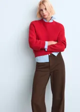 Jeans de corte recto y tiro medio color marrón, con diseño clásico de cinco bolsillos y cierre frontal con botón y cremallera.