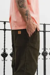 Pantalón de pana color marrón claro, de corte ancho y tiro alto, con bolsillos laterales y traseros.