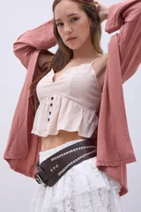 Musculosa color rosa pálido de lino, con breteles finos ajustables y espalda con fruncido elastizado.