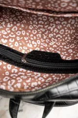 Mochila negra de cuero vegano con textura croco, tamaño mediano, con doble compartimento con cierre y correas ajustables.