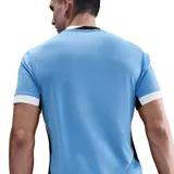 Camiseta de fútbol Nike de la selección uruguaya, modelo Local Stadium 2025, para hombre. Diseño celeste con cuello redondo blanco y ribetes blancos en las mangas. Escudo de la AUF con cuatro estrellas y logo Nike en el pecho. Paneles laterales en color negro.