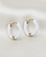 Aros tipo argolla pequeña de acero dorado con recubrimiento esmaltado en color blanco.
