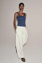 Musculosa de algodón color azul marino, de ajuste slim fit, con escote redondo y terminación ondulada en el bajo.