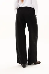Pantalon de vestir negro de corte recto y tiro alto, con bolsillos laterales y cierre frontal con cremallera y boton.