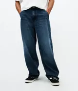 Pantalón de jean con corte super baggy, de calce amplio y holgado. Presenta un efecto marmoleado, cintura con trabillas, cierre tradicional y bolsillos laterales y traseros.