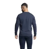 Buzo gris melange de corte clásico, cuello redondo y puños acanalados. Logo de Umbro bordado en el pecho.