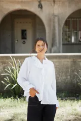 Camisa de lino blanca con volados en el cuello y en los puños, de corte holgado y mangas largas abullonadas.