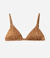 Top de bikini triangular color tostado con estampado animal print tipo bambi y detalles fruncidos. Cuenta con breteles finos regulables y escote en V.