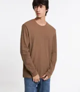 Remera verde militar de manga larga, cuello redondo y corte recto.