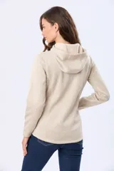 Campera de felpa con cierre frontal, capucha y detalle de parche de cuero sintético en la manga.