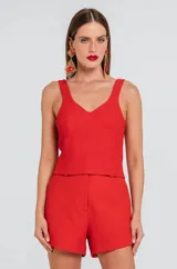 Top tipo corset de diseño estructurado con escote en V y tirantes anchos, confeccionado en tela lisa con costuras de refuerzo en el frente.