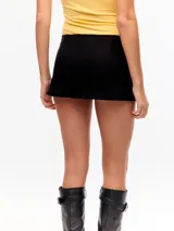Short pollera negro de bengalina, de tiro medio con cierre lateral.