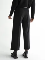 Pantalón negro ancho con botamanga.