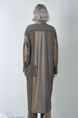 Tapado largo marrón con diseño texturizado, cuello camisero, abotonadura frontal y tajos laterales.