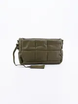 Bandolera acolchada color verde militar con diseño de cuadrados.