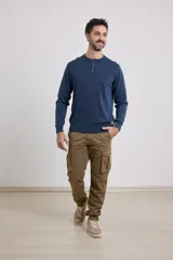 Sweater verde con cuello redondo y tres botones.