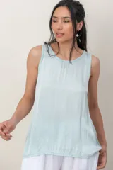 Musculosa de corte holgado con frente de satén y espalda de algodón, de color celeste claro con ribetes al tono en el cuello y las sisas.