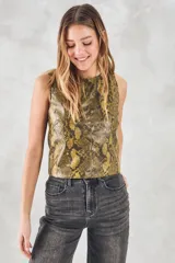 Chaleco negro con estampado de piel de serpiente, corte al cuerpo y sin mangas.