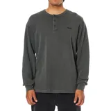 Remera de manga larga tipo henley, confeccionada en tejido térmico de textura waffle. Presenta cuello redondo con tapeta de tres botones y logo bordado en el pecho.