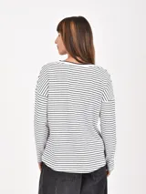 Remera de manga larga con estampado de rayas horizontales blancas y negras, cuello en V con ribete negro.