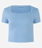 Remera deportiva cropped de microfibra color celeste, con escote cuadrado y mangas cortas. Diseño ajustado al cuerpo con acabado de tacto suave.