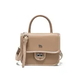 Bandolera de mano y hombro color taupe, confeccionada en material símil cuero con textura granulada. Presenta una solapa frontal con cierre metálico giratorio, asa superior rígida y correa larga ajustable y extraíble. Incluye logo metálico de la marca en la parte frontal.