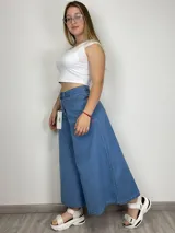Pantalón culotte de jean camisero color celeste, de corte ancho y largo midi.