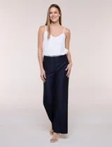 Pantalón de vestir Zac & Rachel modelo Career, color beige, de corte recto y tiro mediano. Cuenta con pretina con cierre frontal, presillas para cinto y bolsillos funcionales.