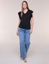 Blusa blanca de tejido calado estilo broderie con escote en V y mangas cortas tipo mariposa.