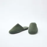 Zapatillas de estar por casa tipo mule, confeccionadas en tejido de fieltro color verde kaki, con suela plana y diseño cerrado en la parte delantera.