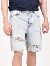 Bermuda de jean en color celeste lavado, con diseño de corte recto y detalles de roturas desgastadas en la parte frontal.