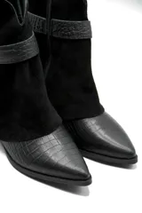 Bota corta de diseño sofisticado que combina texturas. Presenta puntera en cuero grabado tipo croco y caña en gamuza suave. Incluye una correa decorativa con hebilla metálica en el tobillo y taco bajo.
