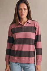 Sweater tipo polo de manga larga con diseño de rayas horizontales en tonos rosa y gris oscuro. Presenta cuello clásico y puños acanalados, confeccionado en algodón peinado.