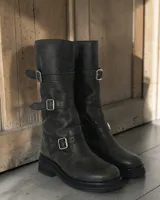 Bota de caña alta confeccionada en cuero, con diseño de estilo biker que presenta tres correas ajustables con hebillas metálicas y suela de goma con plataforma.