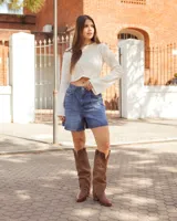Bota alta de cuero y gamuza color marrón, con diseño 2 en 1 que incluye estribo desmontable, taco cuadrado y punta cuadrada.