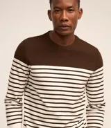 Remera masculina de algodón con cuello redondo y mangas largas. Presenta un diseño a rayas horizontales en blanco y negro, con bloques de color marrón en la parte superior y blanco en la inferior.