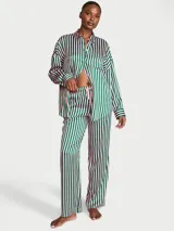 Pijama largo de satén con diseño de rayas verticales en tonos verde, rosa y blanco, de corte oversize. Incluye camisa de manga larga con botones y bolsillo en el pecho, y pantalón con cintura elástica y cordón ajustable.