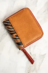 Billetera con cierre de cremallera y estampado animal print de leopardo.