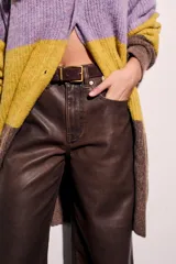 Cinto marrón de gamuza con hebilla cuadrada dorada.