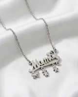 Collar de acero quirúrgico con dije personalizado que incluye la palabra 'Mamá' en tipografía cursiva.