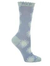 Medias de largo medio confeccionadas en fibra de bambú, color azul denim con estampado de soles en color celeste claro. Presentan borde superior con terminación ondulada y logo de la marca.