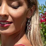 Aros colgantes de plata 925 con piedra granate central y racimo de granates colgantes.