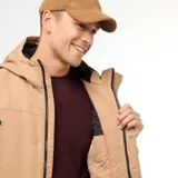 Parka color beige con capucha, cierre frontal con cremallera y botones a presión, bolsillos laterales con solapa y bolsillos superiores con cierre.