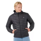 Campera puffer Rip Curl Anti Series Search Puffer Hood de color negro, con diseño acolchado horizontal, capucha ajustable y cierre frontal completo. Cuenta con bolsillos laterales con cierre y puños elásticos.