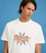 Remera blanca de algodón con cuello redondo y mangas cortas. Presenta un estampado grande en la espalda con un collage de nueve máscaras de los miembros de la banda Slipknot, con texto en la parte inferior.