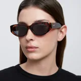 Gafas de sol Fola con montura cat-eye y diseño flat top. Protección UV400, lentes TAC polarizadas con recubrimiento anti-scratch y superhydrophobic. Montura de bio-based G850 color carey y lentes negras.