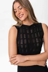 Top corto marrón de hilo con tejido calado y cuello alto.